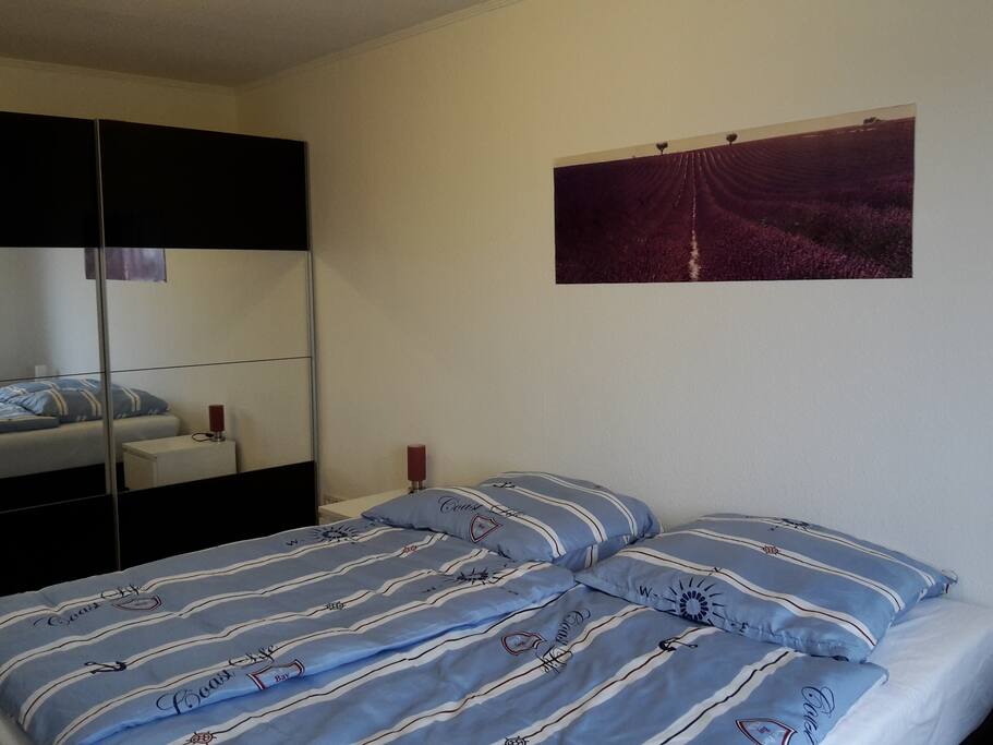 Schlafzimmer mit großem Kleiderschrank