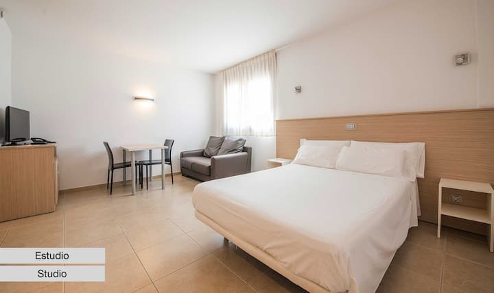 Estudio con cocina y baño privado completamente equipado. Buena conexión Wifi. 30 mb simétricas.