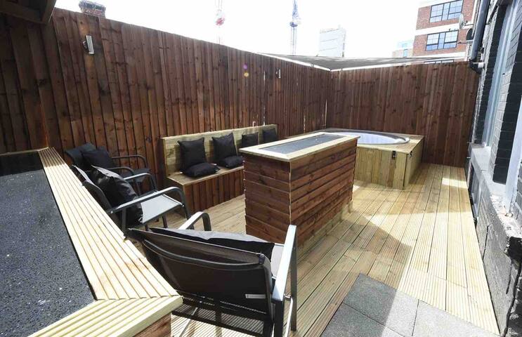 Hot tub and bar Slps 14(38 A2) Mcr City Centre