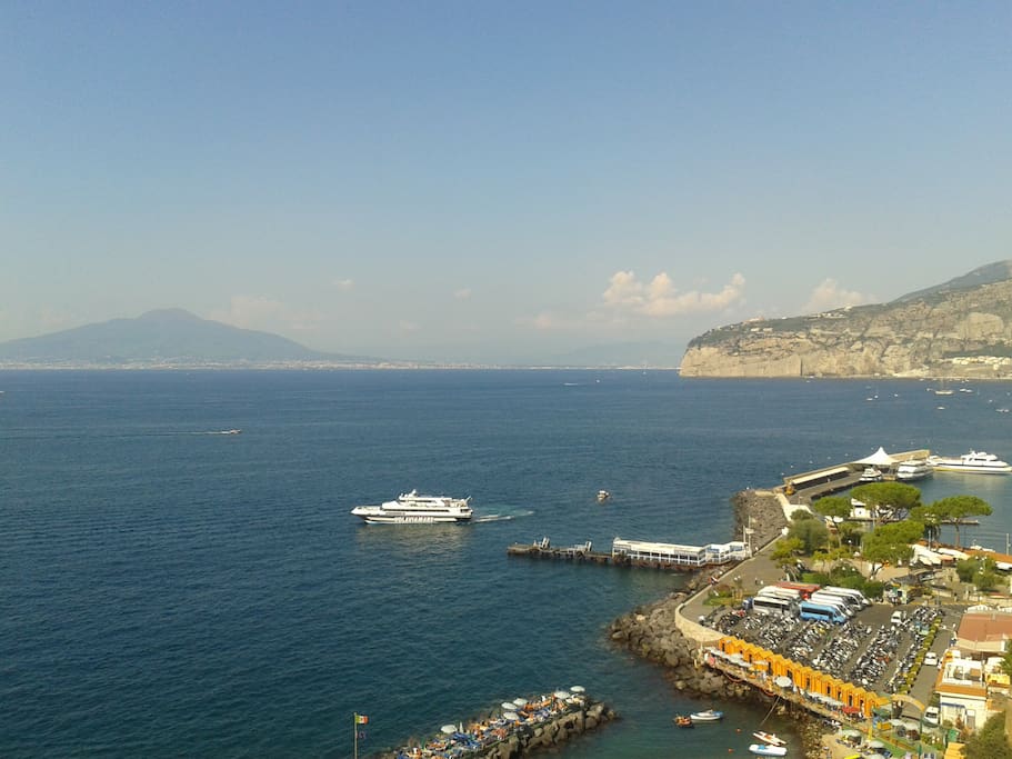La vista spettacolare della baia di Napoli -con il Vesuvio sullo sfondo- dai giardini della Villa Comunale di Sorrento, raggiungibili in pochi minuti da casa - Breathtaking view of Sorrento Harbour and Bay of Naples, available from wonderful balcony in Villa Comunale Park, within walking distance from the apartment