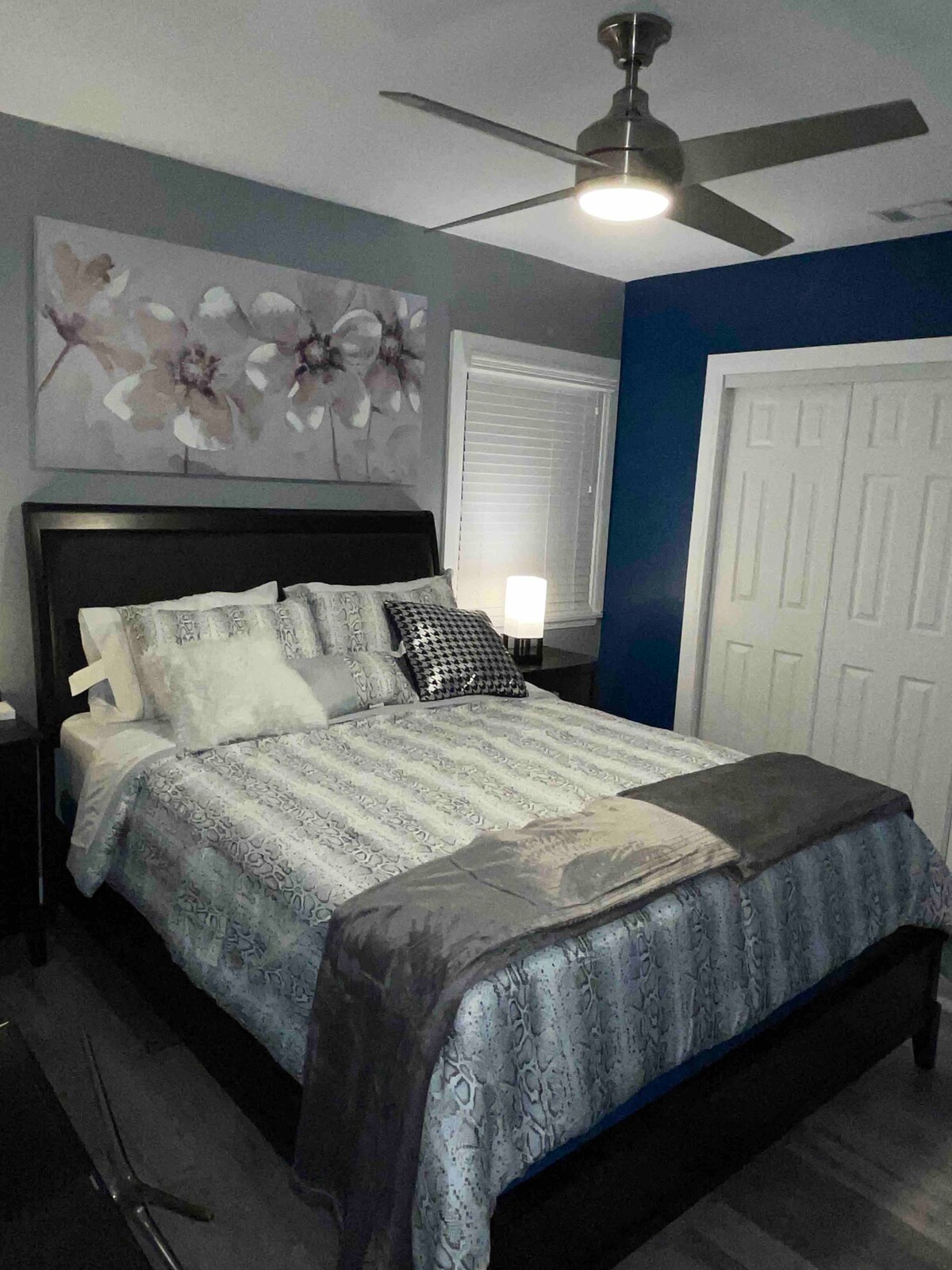 Opustite se i odmorite u našem bračnom krevetu. Smart TV, stropni ventilator i veliki ormar. velika komoda s ladicama također je u sobi kako biste se osjećali kao kod kuće.