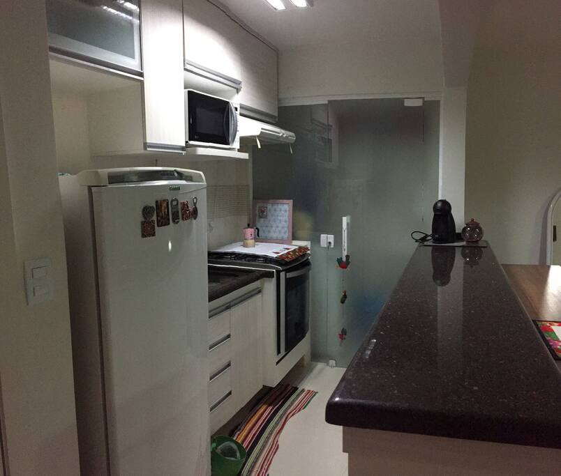 Cozinha e lavadeira fechada com vidro
