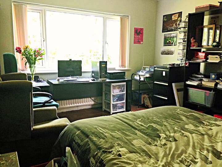 Двојна спална соба на приземје со работен простор и бања во непосредна близина.