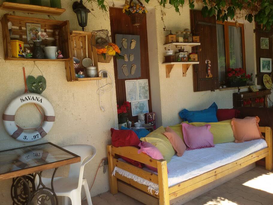 espace détente au bord de la piscine