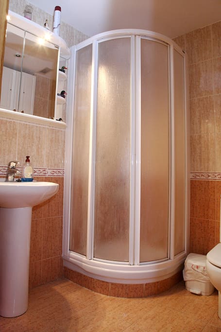 BATHROOM 1