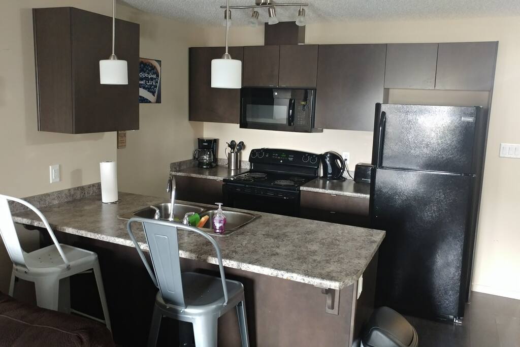 Kitchen and breakfast bar