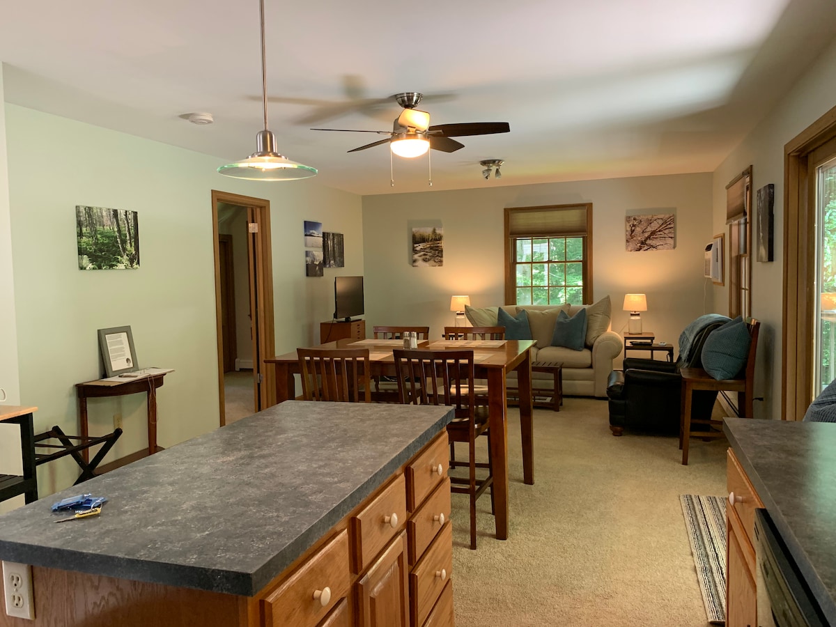 הצילום לאורך כל הדרך נעשה על ידי אמנית מקומית בשם ג'נט מקדונלד. אם אתם רואים משהו שאתם אוהבים, כל אחד מהם זמין למכירה. 