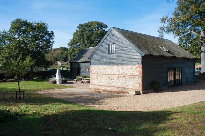 Sleeps 16 Beautiful Country Barn With Hot Tub Chalets For Rent
