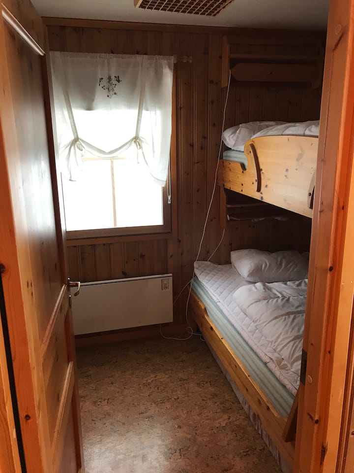 Dormitorio 1 con armarios para el almacenamiento detrás de la puerta a la izquierda.