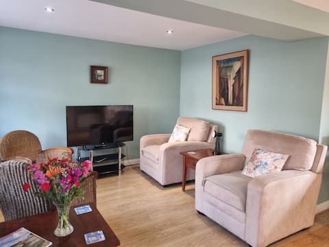 Popular Airbnb listing: Coastal Cottage with country views, free parking in Mortehoe