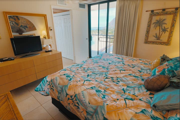 חדר שינה עם נוף צדדי לאוקיינוס ולהרים