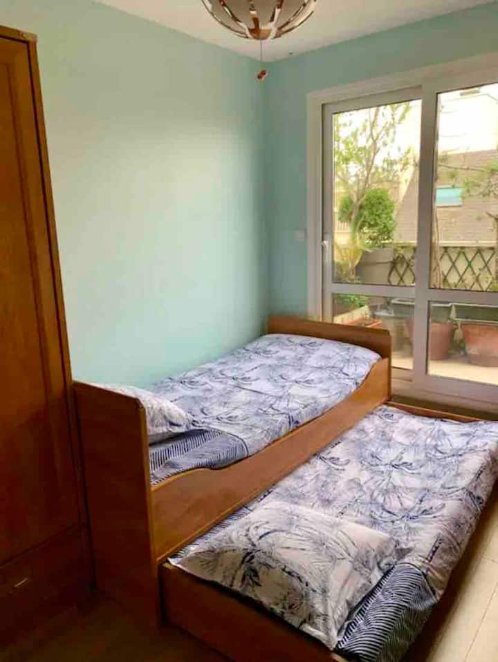 La segunda habitación en versión 2 camas de una  persona donde se puede añadir un colchón adicional para un niño 