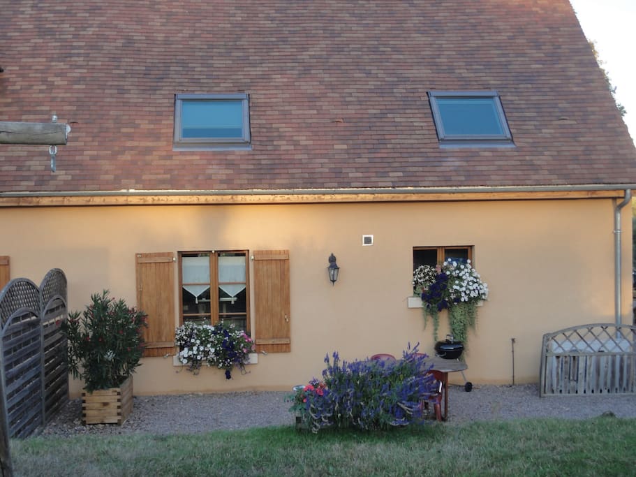 Façade ouest avec l'espace pelouse