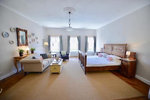 Popular Airbnb listing: Augustus Apartments - King Apartment in Mureș