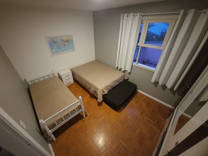 Spavaonica 2.
Vrlo široka, s:
1 bračni krevet
1 jednostruki krevet
1 jednostruki pomoćni krevet
1 dvostruki madrac
1 veliki ormar