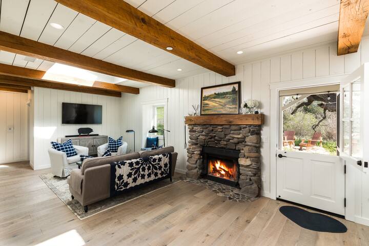 Country Cottage among the Oaks