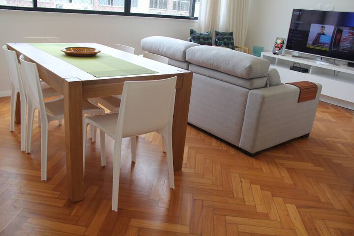 Encantador 3 quartos frente à praia de Copacabana gallery image 2