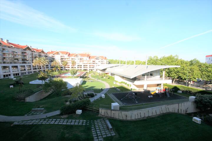 Modern 5 Bedroom Apartment in Luxurious Condo. gallery image 3