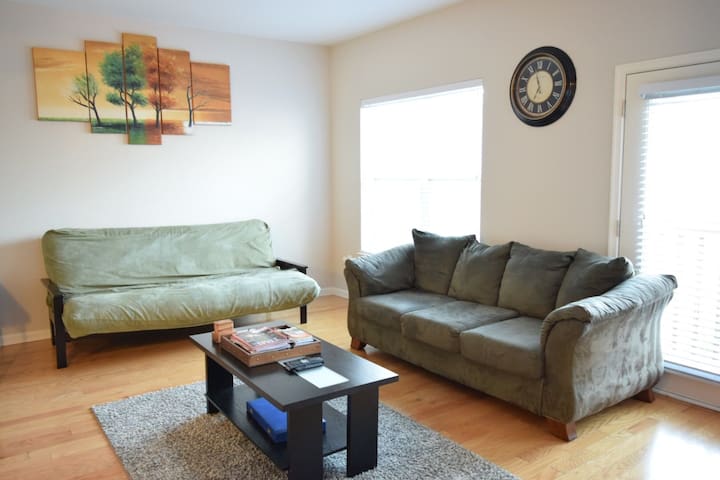 SPACIOUS 1 BR 2 Bath Condo, near metro green line