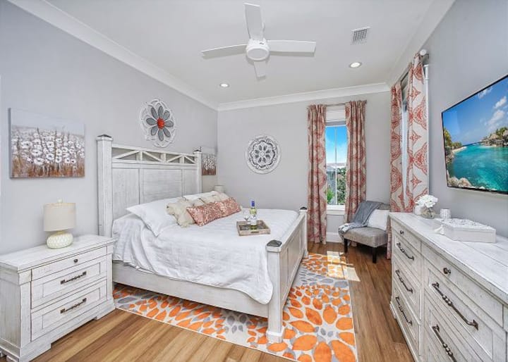 Dormitorio principal: cama tamaño king con colchón de felpa perfecto para dormir