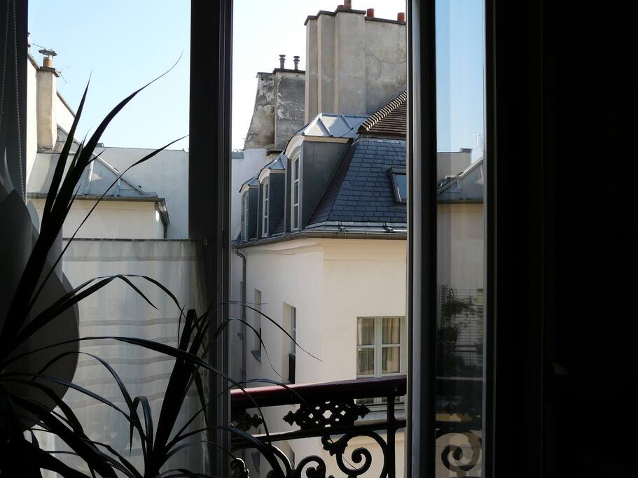 Vue sur les toits de Paris et sur le ciel bleu !