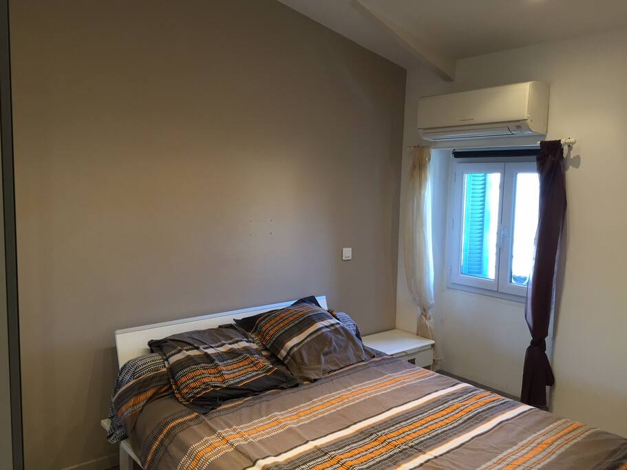 Chambre avec un placard et la clim
