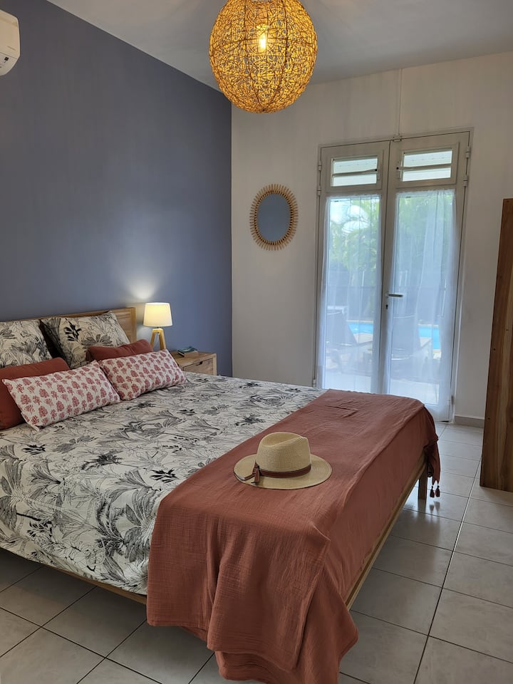 Chambre 2 vue piscine, lit 160x200 cm, salle d'eau et WC privatifs 