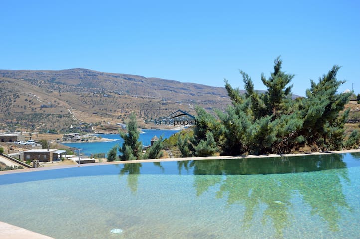 Spacious villa with a pool in the area Koundouros