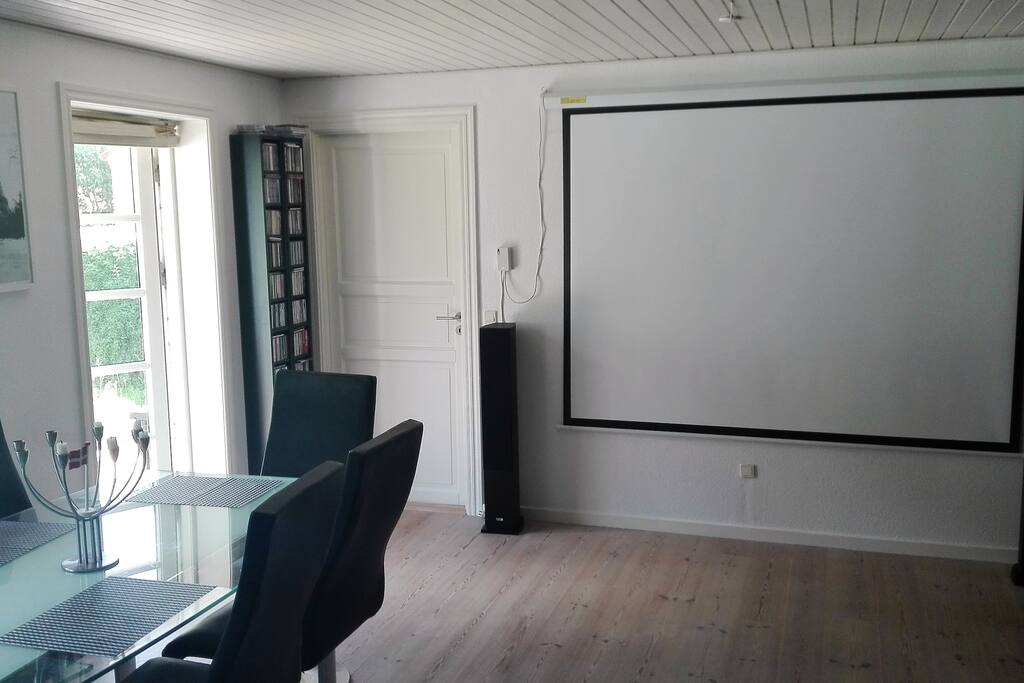 100 tommer lærred til TV, DVD og PC.