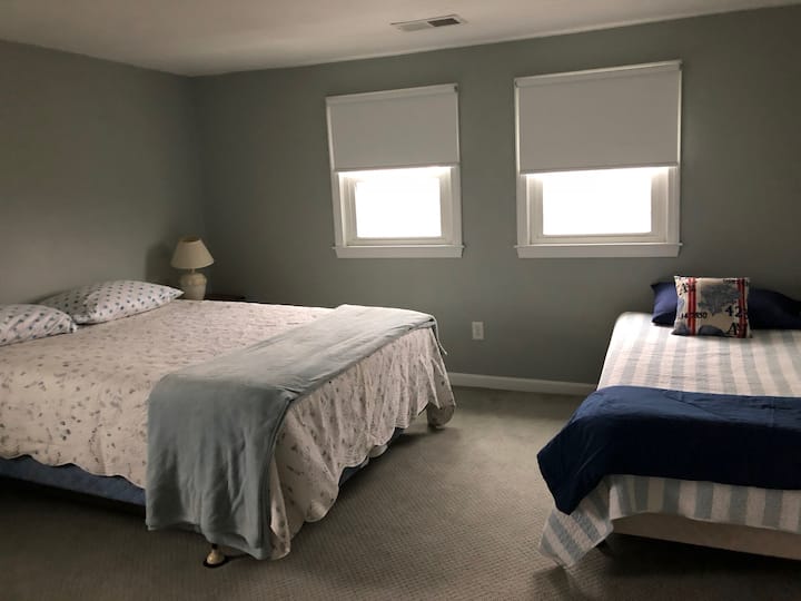 楼上BR4设有一张标准双人床和两张单人床，可欣赏海景。