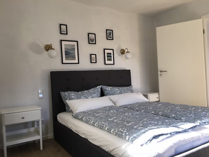 带双人床的卧室