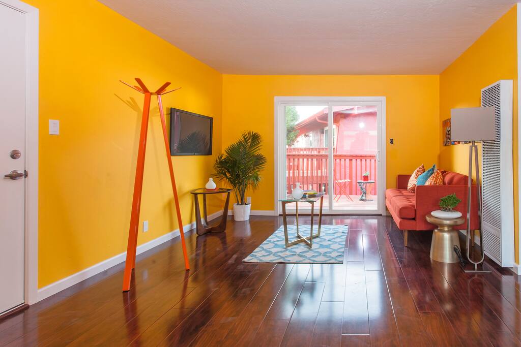 Living Room - Relax with a 40 in flat screen tv and a balcony!