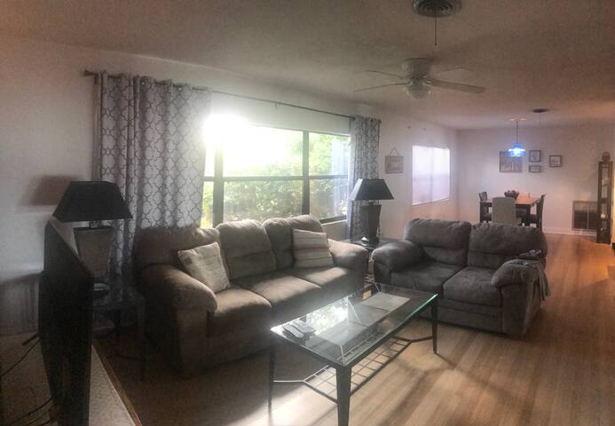 Universal Lake House! Sleeps 8!(ask about 15% off)