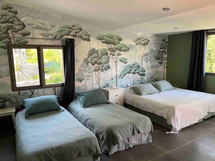 Grande chambre de l'annexe avec 4 lits 90x200