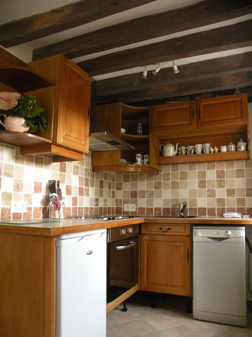 Fully fitted kitchen, including dishwasher and microwave