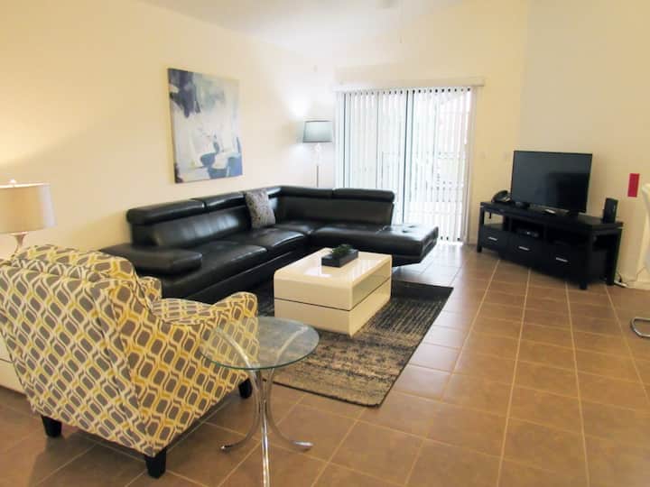 Sala de estar con acceso a la terraza de la piscina