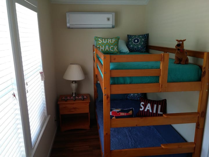 მე-2 საძინებელი, ორსართულიანი საწოლებით