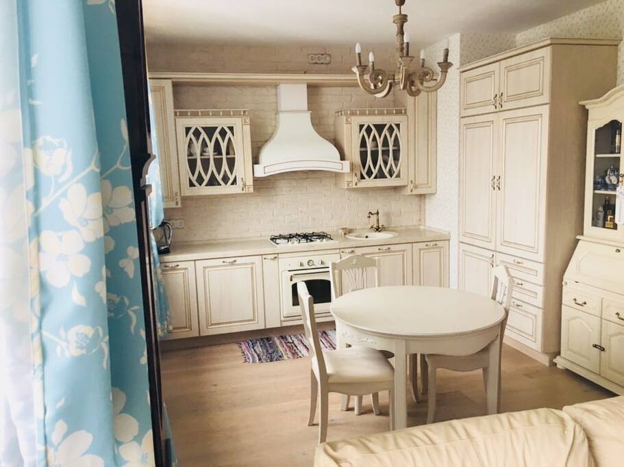 A cozy kitchen with all the necessary kitchen ware. The round table can be extended if needed.