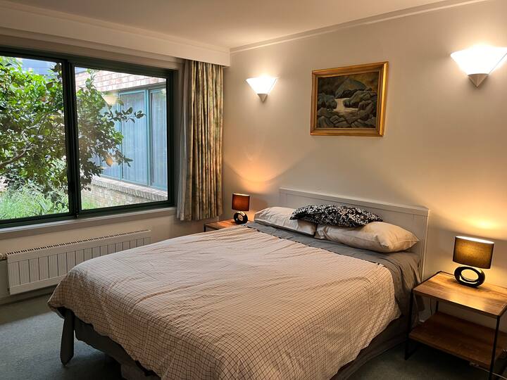 Četvrta spavaća soba s ugrađenim radnim stolom. Ova soba ima kauč na razvlačenje koji se pretvara u bračni krevet.  Ovo ga prikazuje kao krevet.