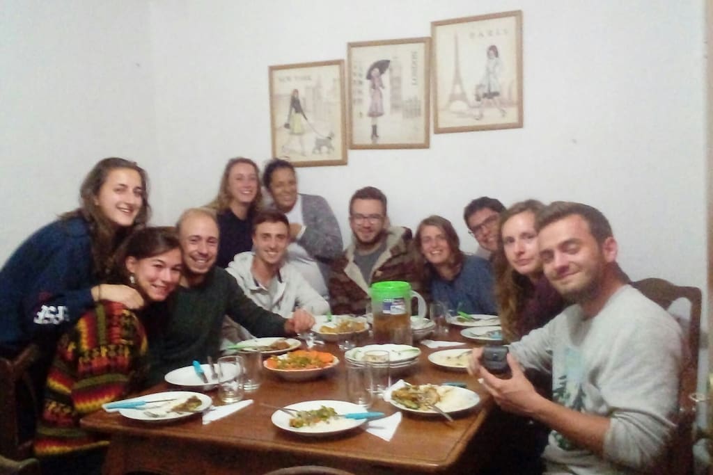 cenando con voluntarios franceses