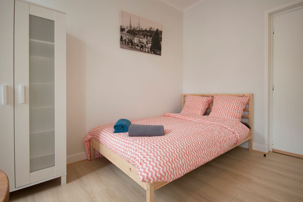 Pièce de vie/living place. Lit (140cmx200cm), couette, 2 oreillers et 2 serviettes de bain. Bed (140cmx200cm), duvet, 2 pillows, 2 towels