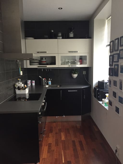 Kitchen with dishwasher, fridge and freezer. There is also coffiemaker/moccamaster, toaster, waterboiler, microwave and smoothiemaker. Spices, coffie and tea is free.