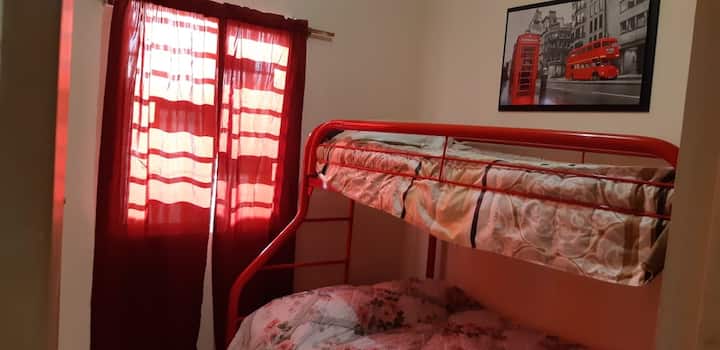 Главна спалня с двойно легло и двойно легло