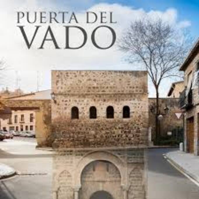 El apartamento está situado en frente de la Puerta del Vado