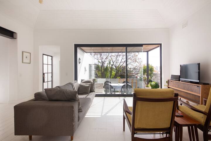 Beautiful Cape Town City Bowl Cottage. gallery image 4