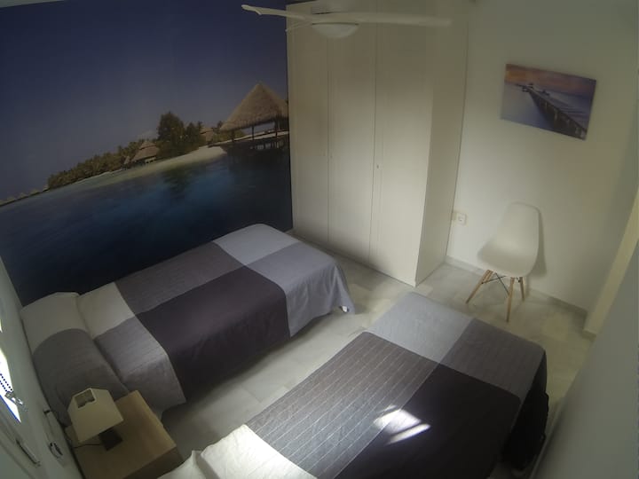 ห้องนอนที่ชั้นล่างมี 2 เตียง