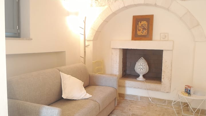 Apartmán 2: Veľký apartmán s obývacou časťou a rozkladacou pohovkou pre 2 osoby.