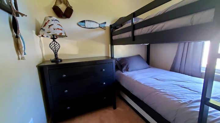 Camas individuales con sábanas y edredones nuevos 