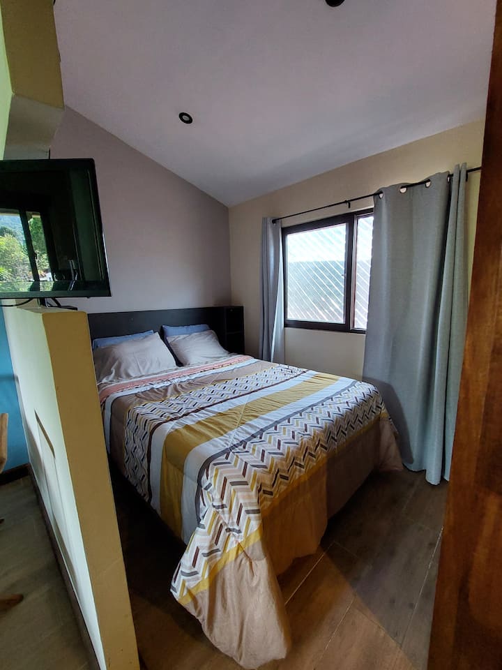 Спална соба со многу удобен двоен кревет за 1-2 лица. Со телевизор со меѓународна кабелска телевизија.