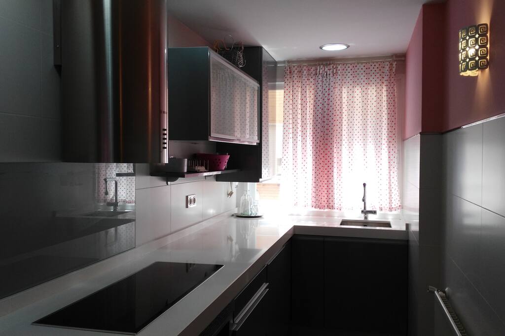 Cocina completa, horno, placa inducción, nevera, lavadora, lavavajillas y microondas